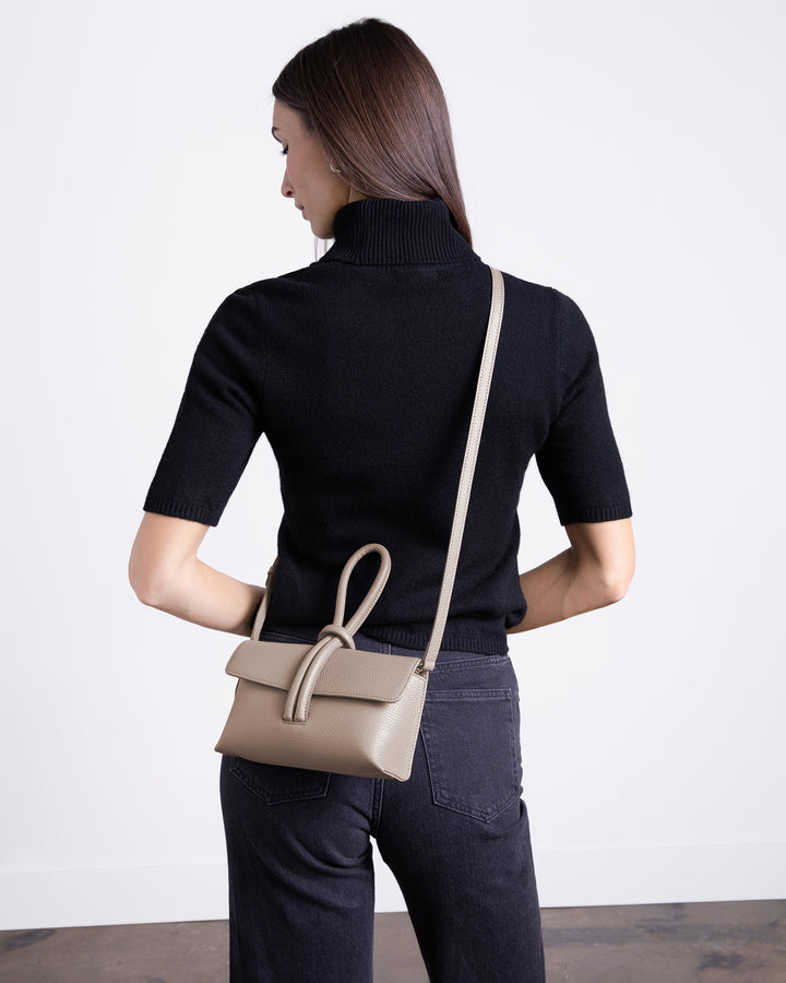 Buy wholesale Francesca, Joli sac à main, à la forme originale, en Cuir  Taupe.